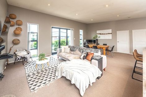 Photo of property in 14 Golf Vue Place, Castlecliff, Whanganui, 4501