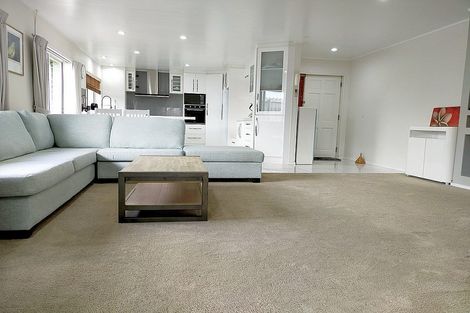 Photo of property in 2/8 Bowscale Place, Northpark, Auckland, 2013