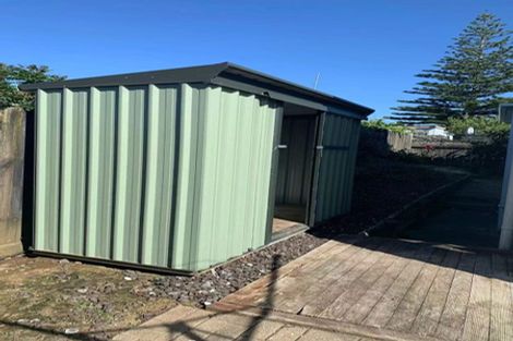 Photo of property in 1/12 De Thiery Place, Pakuranga Heights, Auckland, 2010