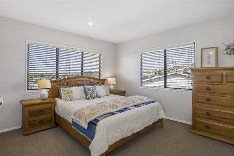 Photo of property in 1/28 Knights Road, Rothesay Bay, Auckland, 0630