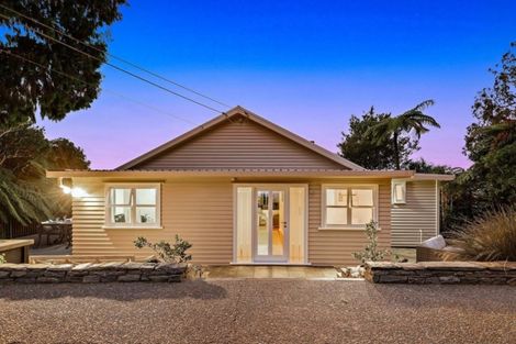 Photo of property in 37 Quinns Road, Waiatarua, Auckland, 0612