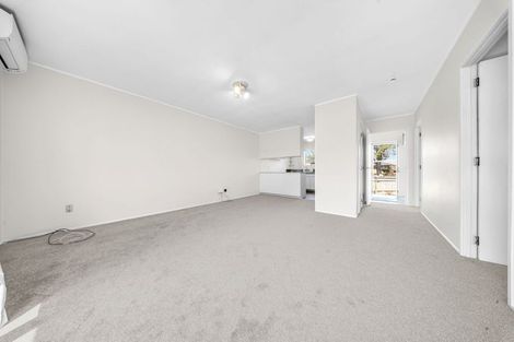 Photo of property in 1/23 Challen Close, Conifer Grove, Takanini, 2112