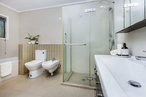 Photo of property in 18 Mappin Place, Chatswood, Auckland, 0626