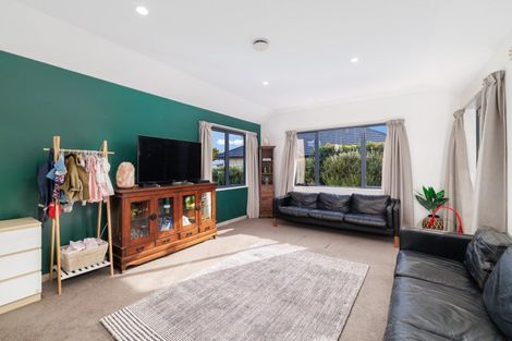 Photo of property in 24 Foresters Crescent, Parklands, Christchurch, 8083