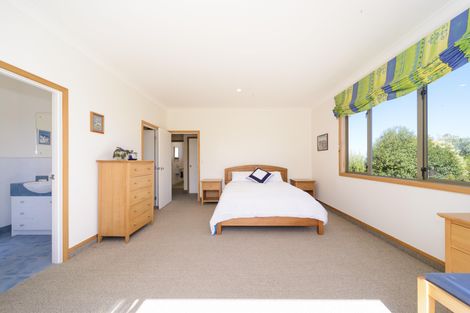 Photo of property in 27 The Strand, Fitzherbert, Palmerston North, 4410