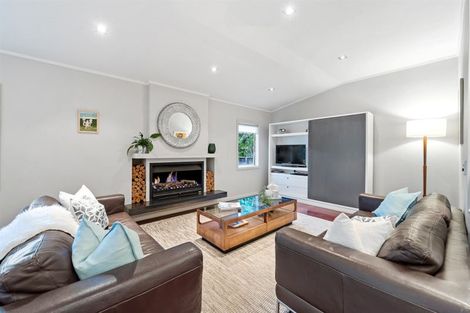 Photo of property in 13 Sandown Road, Rothesay Bay, Auckland, 0630