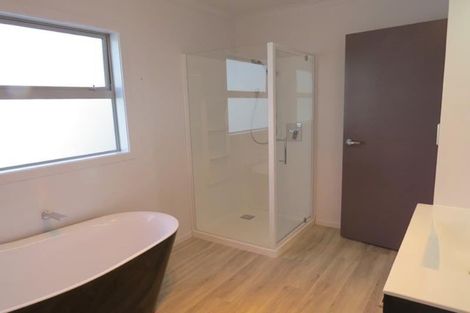 Photo of property in 32 Pioneer Road, Moturoa, New Plymouth, 4310