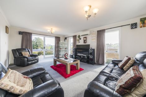 Photo of property in 28 Galea Grove, Kelvin Grove, Palmerston North, 4414