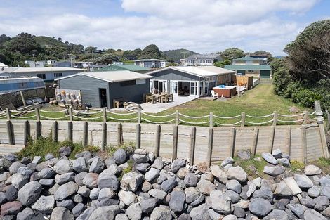 Photo of property in 8 Point Road, Mokau, 4376