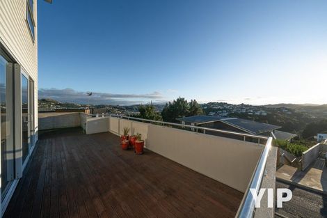 Photo of property in 5 Spitfire Place, Newlands, Wellington, 6037