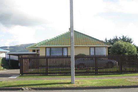 Photo of property in 11 Somerset Place, Cannons Creek, Porirua, 5024