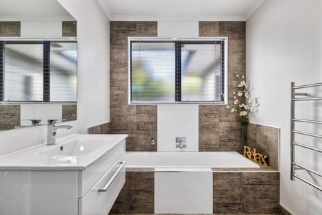 Photo of property in 3 Saint Heliers Grove, Fitzherbert, Palmerston North, 4410