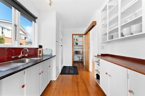 Photo of property in 97 Sunnyside Road, Sunnyvale, Auckland, 0612