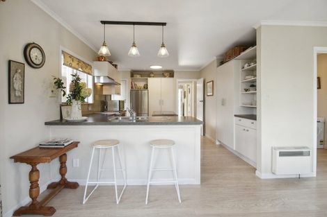 Photo of property in 63 Forrest Hill Road, Milford, Auckland, 0620