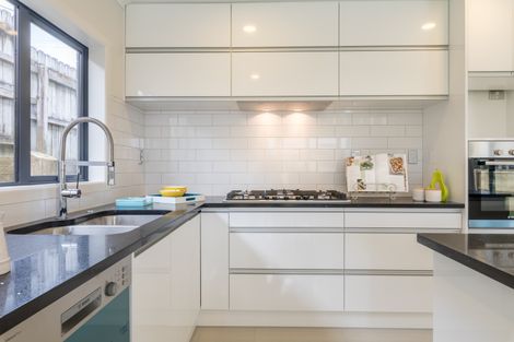 Photo of property in 9 Netherlands Avenue, Kelston, Auckland, 0602