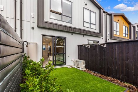 Photo of property in 5/3 Beach Road, Te Atatu Peninsula, 0610