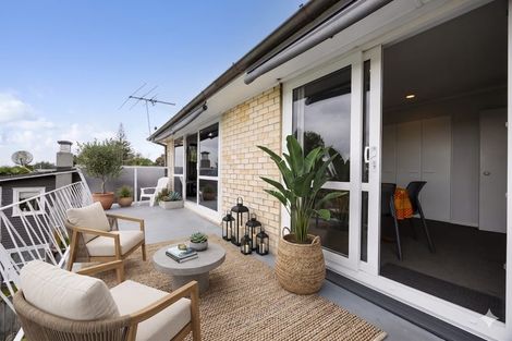 Photo of property in 175 Glenfield Road, Hillcrest, Auckland, 0627