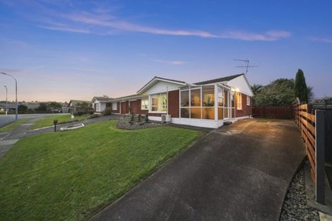 Photo of property in 2a Kurnell Drive, Botany Downs, Auckland, 2010