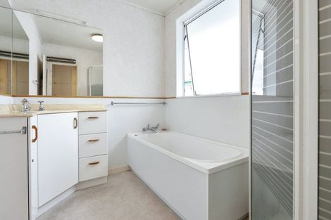 Photo of property in 37 Beaubank Road, Kelston, Auckland, 0602