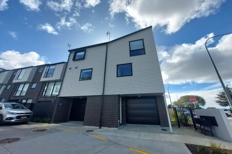 Photo of property in 1/1 Fruitvale Road, New Lynn, Auckland, 0600