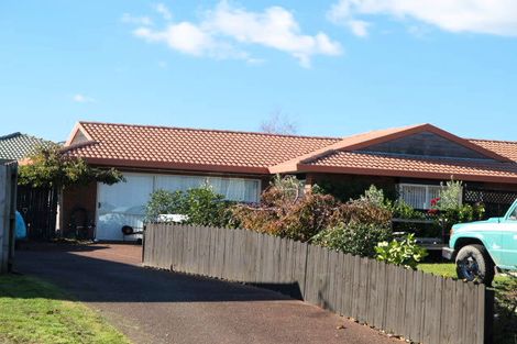 Photo of property in 20 John Lister Close, Golflands, Auckland, 2013