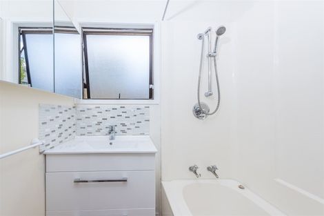 Photo of property in 3/23 Luckens Road, West Harbour, Auckland, 0618