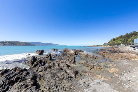 Photo of property in 277 Queens Drive, Lyall Bay, Wellington, 6022
