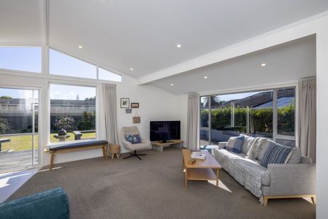 Photo of property in 11 Hadfield Place, Paraparaumu Beach, Paraparaumu, 5032