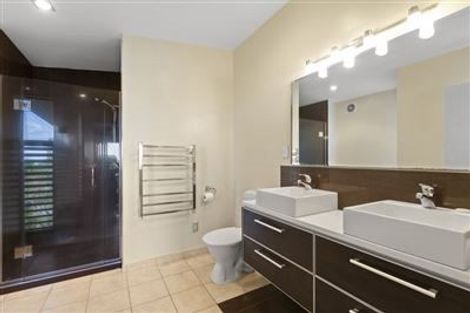 Photo of property in 2/71 Pupuke Road, Northcote, Auckland, 0627