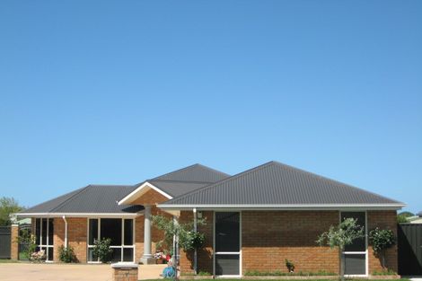 Photo of property in 7 Coolspring Way, Redwood, Christchurch, 8051