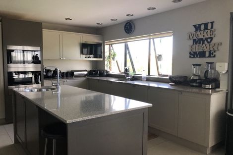 Photo of property in 100 Stanley Point Road, Stanley Point, Auckland, 0624