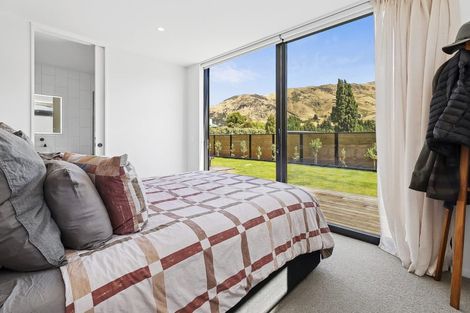 Photo of property in 7 Fern Burn Close, Wanaka, 9305