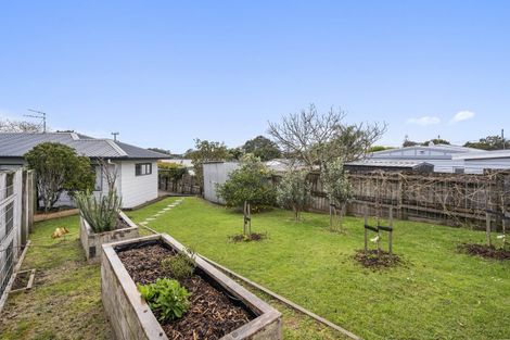 Photo of property in 4a Barron Drive, Green Bay, Auckland, 0604