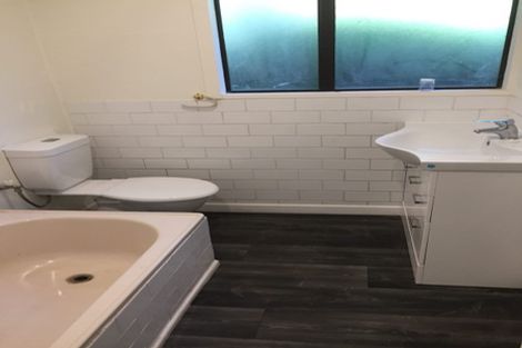 Photo of property in 132 Parkvale Road, Karori, Wellington, 6012