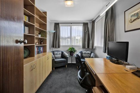 Photo of property in 42 Seaview Road, Marfell, New Plymouth, 4310