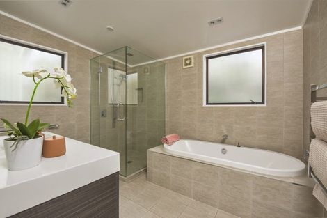 Photo of property in 2/24 Colonial Road, Birkenhead, Auckland, 0626