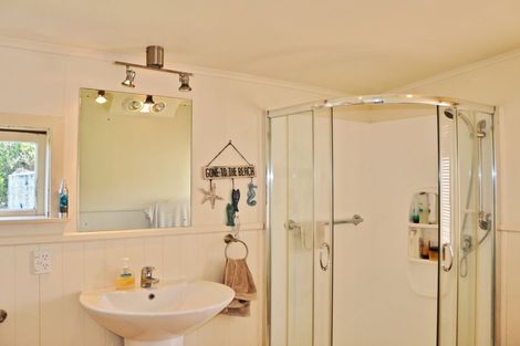 Photo of property in 11 Penguin Street, Leigh, 0985