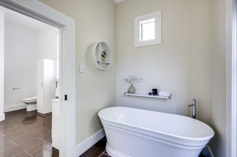 Photo of property in 12 Hadfield Terrace, Bluff Hill, Napier, 4110