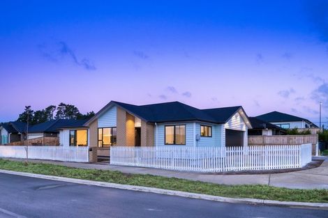 Photo of property in 37 Vinistra Road, Kumeu, 0810