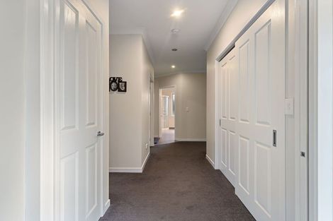 Photo of property in 37 La Lena Grove, Fitzherbert, Palmerston North, 4410