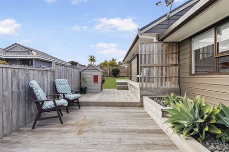 Photo of property in 4 Pinewood Grove, Botany Downs, Auckland, 2010