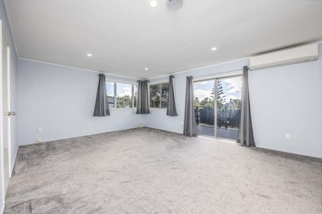 Photo of property in 38 Staincross Street, Green Bay, Auckland, 0604