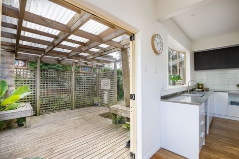 Photo of property in 65 Paynters Avenue, Strandon, New Plymouth, 4312