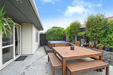 Photo of property in 9 James Nairn Grove, Riverstone Terraces, Upper Hutt, 5018