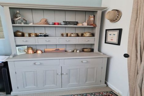 Photo of property in 15 Pukatea Street, Eastbourne, Lower Hutt, 5013