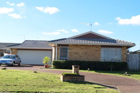 Photo of property in 18 John Lister Close, Golflands, Auckland, 2013