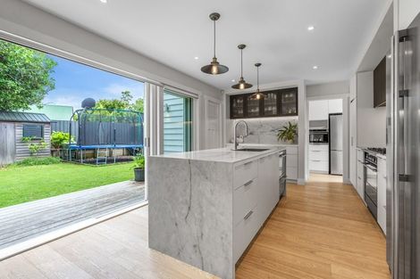 Photo of property in 136 Queen Street, Northcote Point, Auckland, 0627