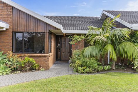 Photo of property in 17 Channing Crescent, Botany Downs, Auckland, 2010