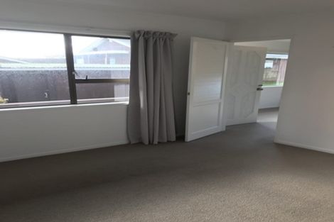 Photo of property in 8 Staveley Avenue, Mount Roskill, Auckland, 1041