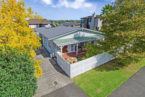 Photo of property in 1/10 Knights Road, Rothesay Bay, Auckland, 0630